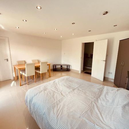 Large Studio Flat B Near Heathrow Hillingdon Eksteriør bilde