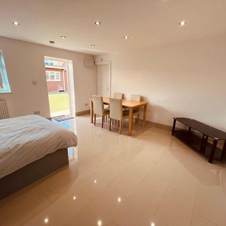 Large Studio Flat B Near Heathrow Hillingdon Eksteriør bilde
